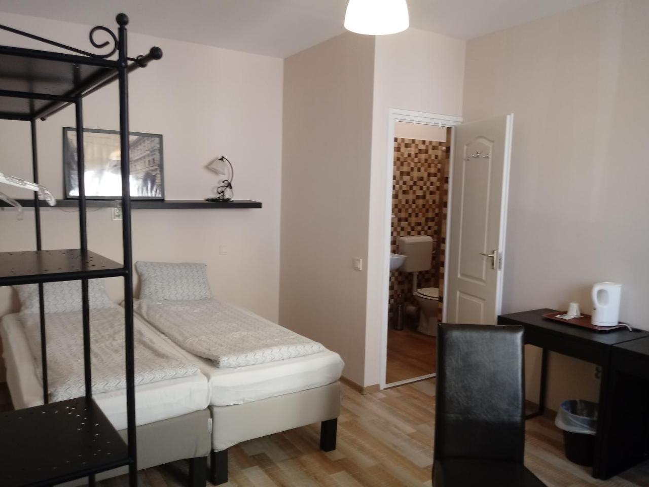 Promenade Panzio Bed & Breakfast มิชโคลซ์ ภายนอก รูปภาพ