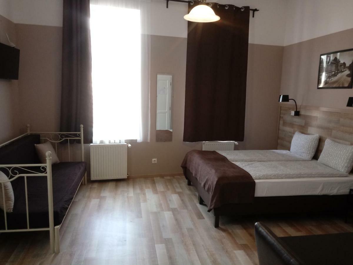 Promenade Panzio Bed & Breakfast มิชโคลซ์ ภายนอก รูปภาพ