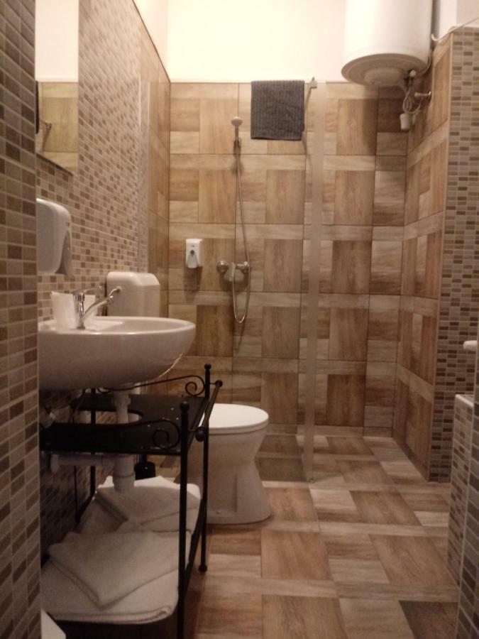 Promenade Panzio Bed & Breakfast มิชโคลซ์ ภายนอก รูปภาพ